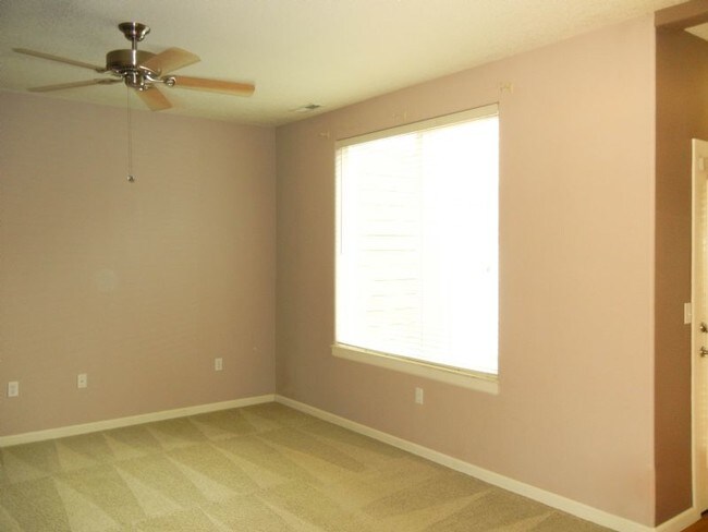 Building Photo - 3 Bedroom Townhouse In Gated Community!