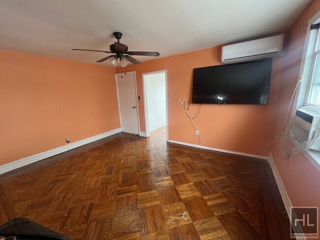 Building Photo - LARGE 3 BEDROOM NEAR KINGS PLAZA MALL