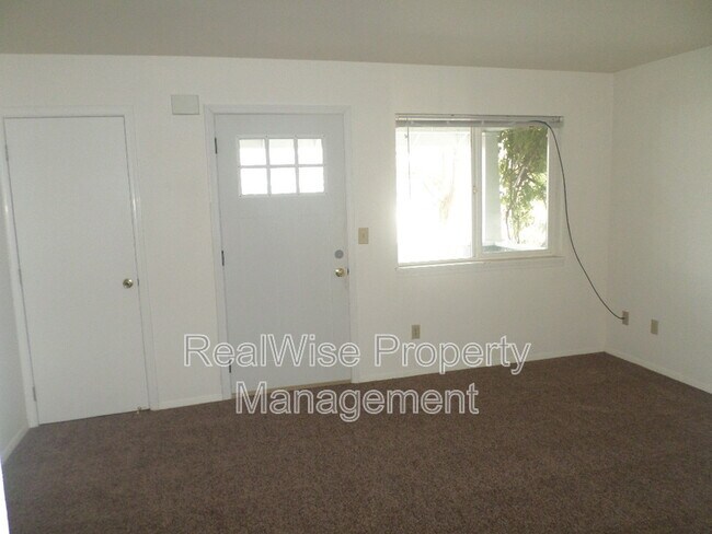 Building Photo - 2528 Siskiyou Blvd