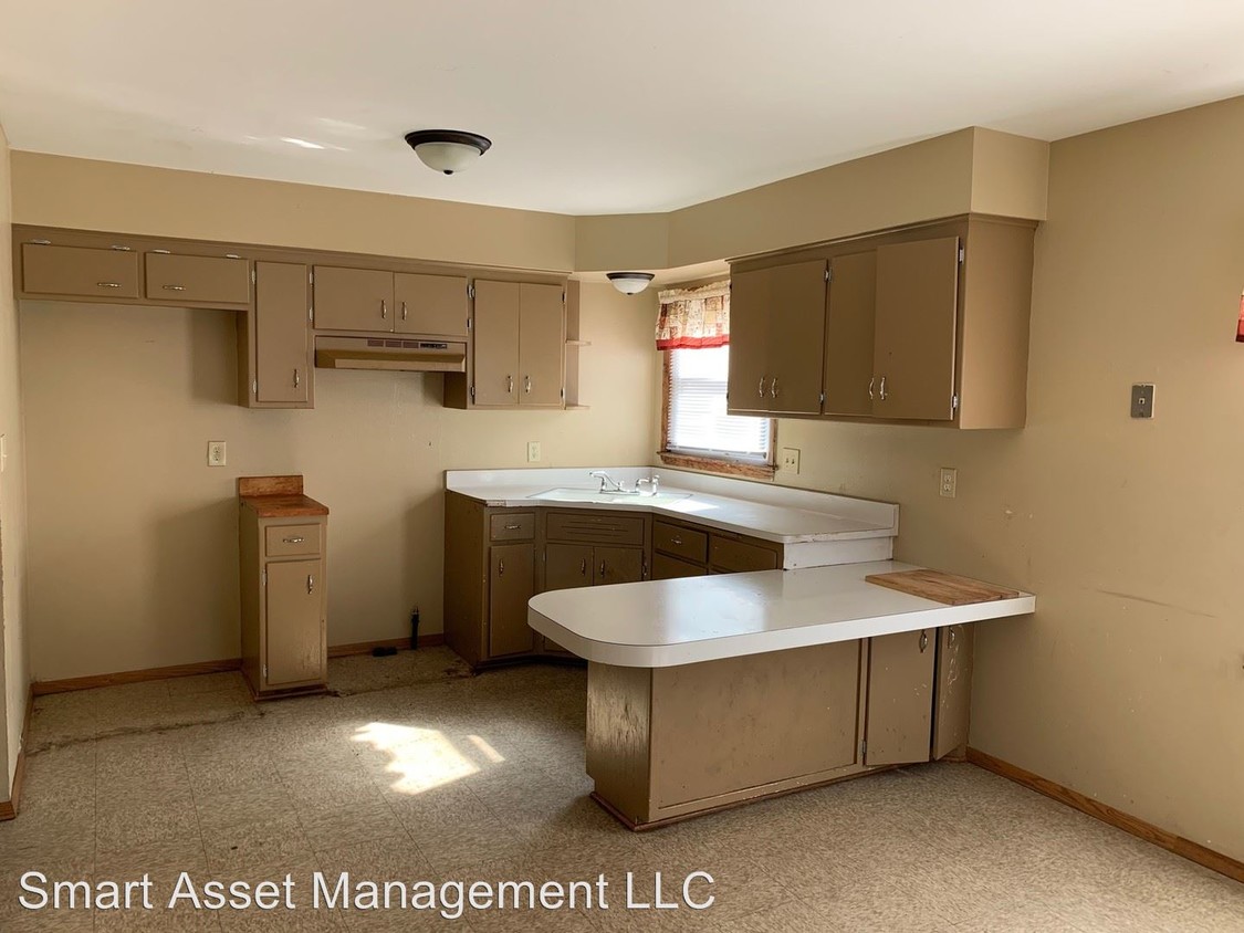 Foto principal - 5631-5635 W Silver Spring Dr