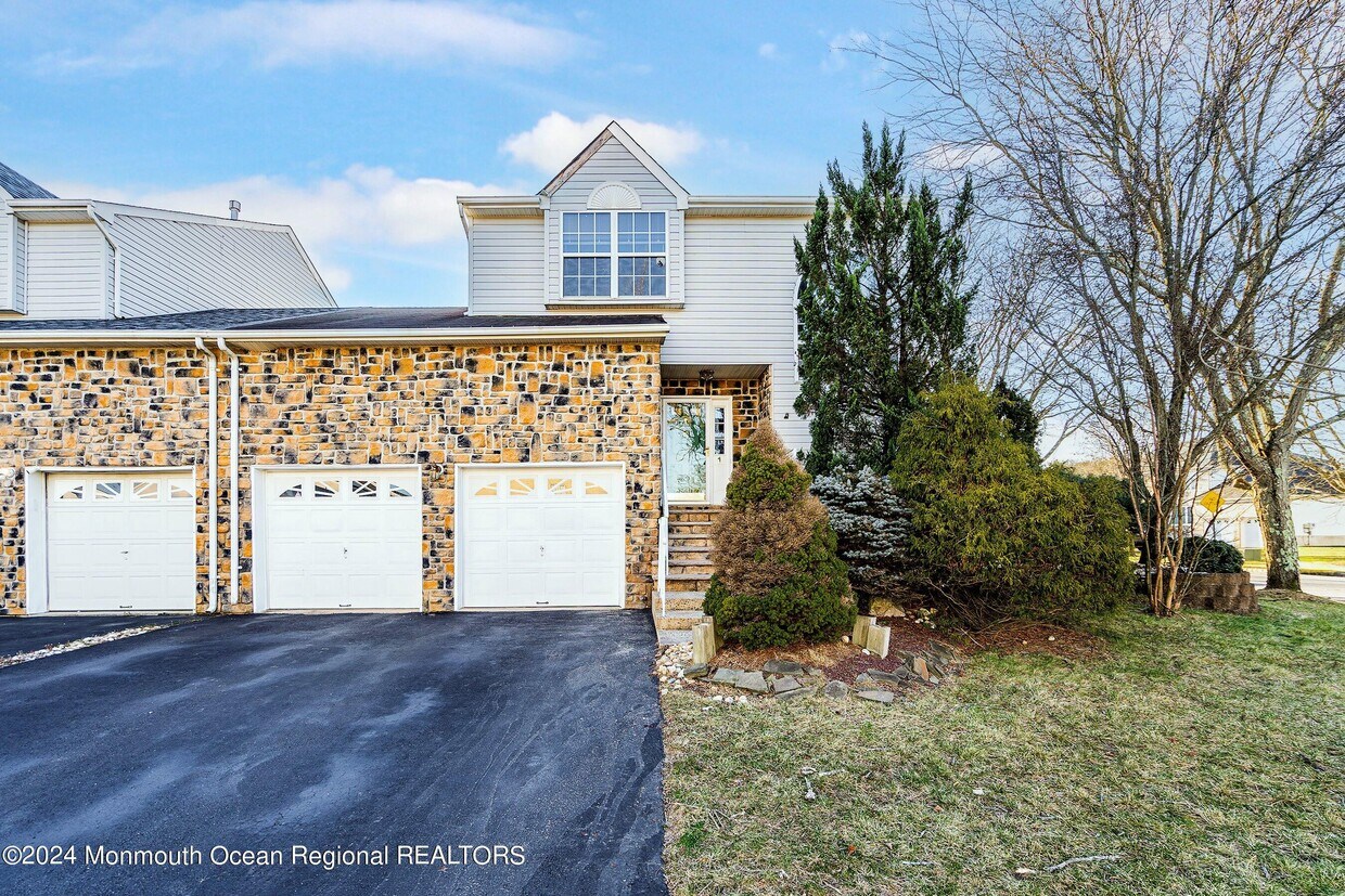 Primary Photo - 1 Mallard Ln