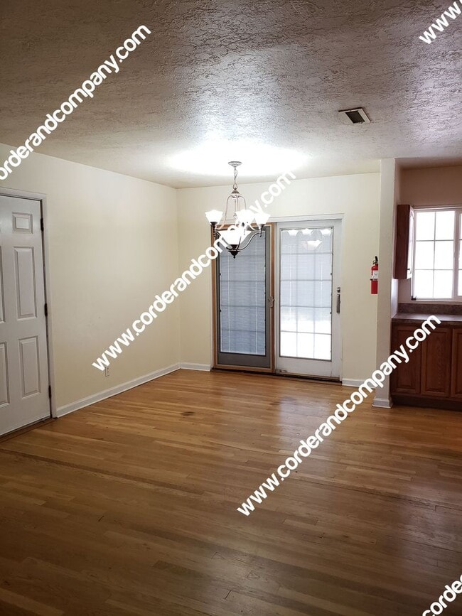 Building Photo - Spacious 3 Bedroom, 2 Bathroom, 2 Car Gara...