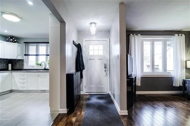 Photo du bâtiment - Spotless 3-Bedroom Main Floor Legal Apartment for Rent in Ajax