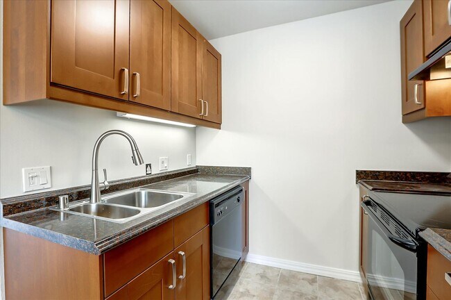 Building Photo - 1 Bedroom Condo - Top Floor