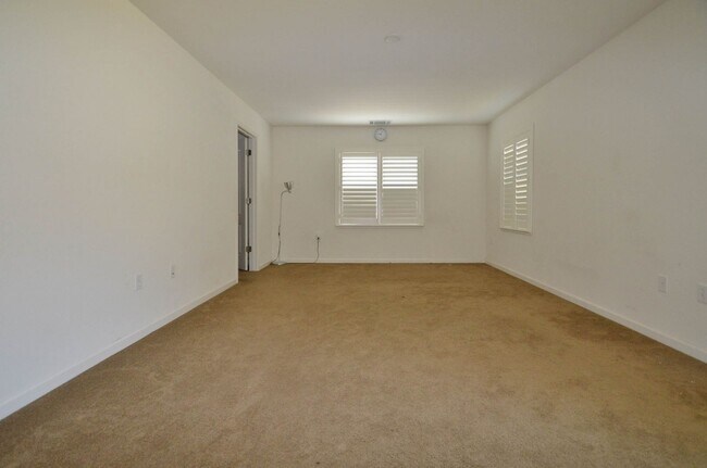 Foto del edificio - $3,950 / GORGEOUS 4 BEDROOM MODEL HOME IN EDEN SHORES AREA OF HAYWARD