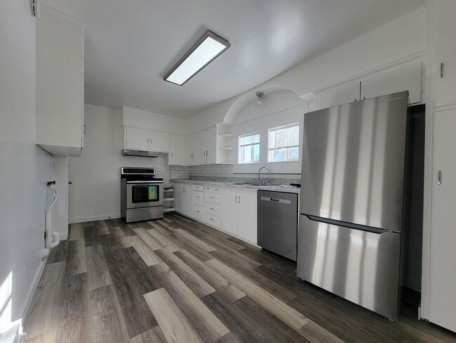 Foto del edificio - Newly Updated Modern 3 Bedroom, 1 Bathroom Apartment for Rent in Shelley with Garage! By Real Pro...