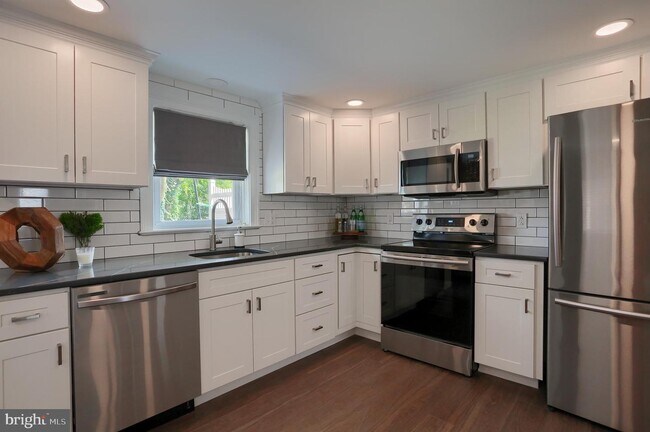 Foto del edificio - 351 Hall St