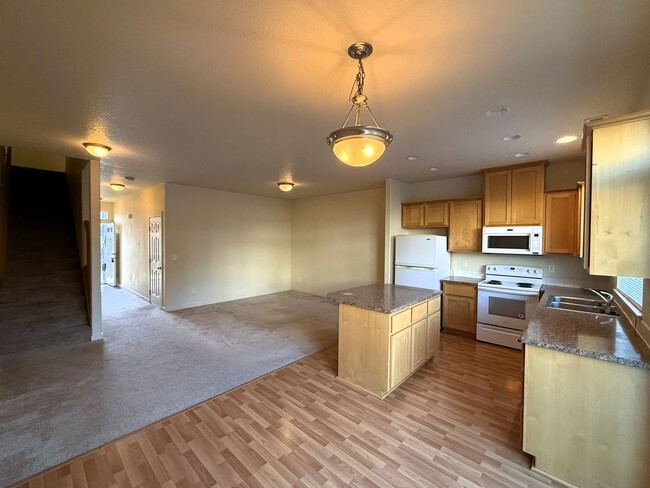 Building Photo - Spacious 3B/2.5Ba Townhome w/ Garage!