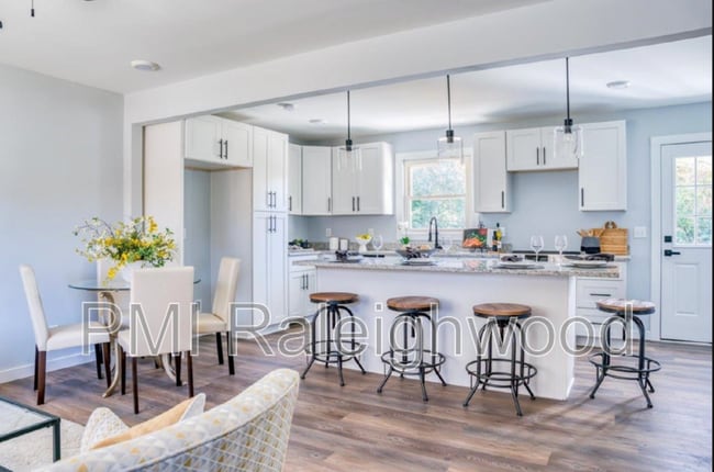 Building Photo - 2204 Emerson Pl