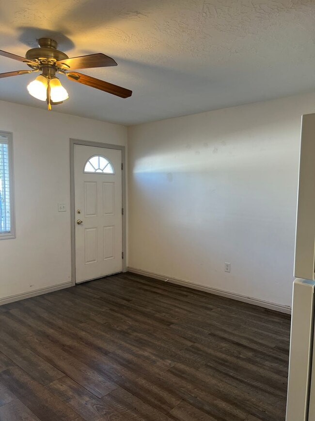 Building Photo - 2 bed 1.5 bath unit in the Meadows