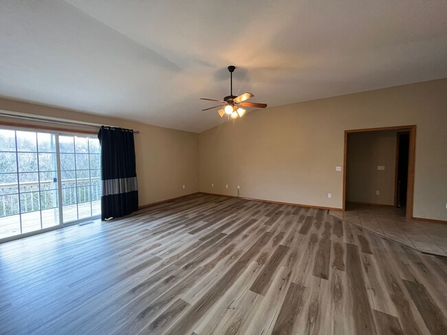 Foto del edificio - Open Floor plan with plenty of storage space!