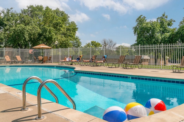 Building Photo - Royal Oaks Apartments