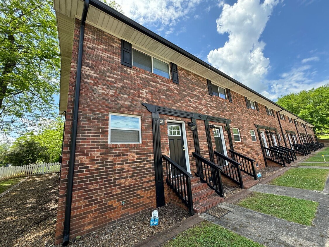 Primary Photo - Brick 2/1 Apartment in Cave Spring- $995