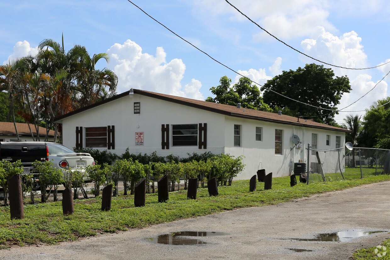 Building Photo - 4634-4680 Gulfstream Rd