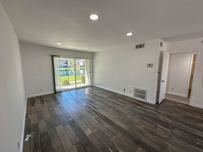 Foto del edificio - 2 Bedroom Condo for Rent in Lakeshore!