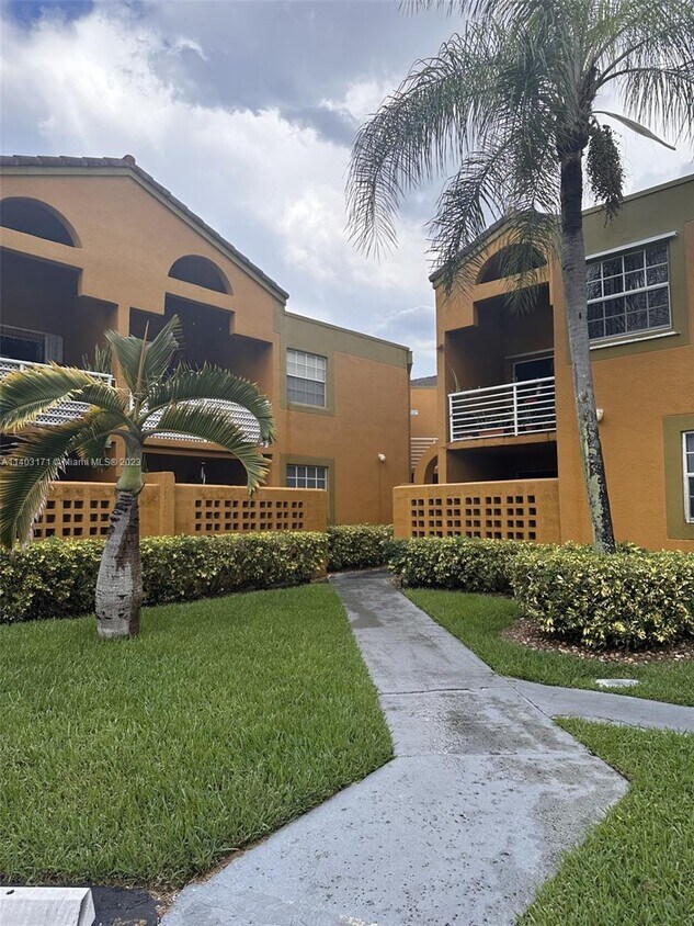 9711 Fontainebleau Blvd Unit D112, Miami, FL 33172 Condo for Rent in