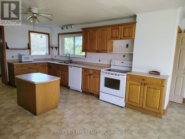 Building Photo - 5363 Davis Dr