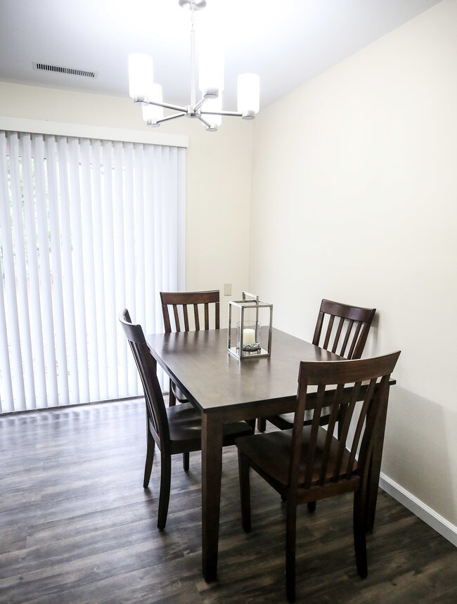 Comedor y lugares de entretenimiento - OAK TERRACE APARTMENTS