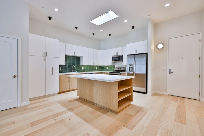 Open kitchen - 3211 5th Ave
