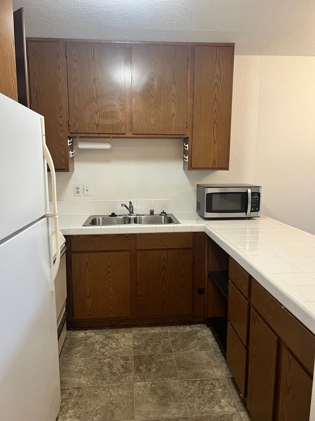 Building Photo - Low income 62+ 1 bedroom at Vista Prieta!