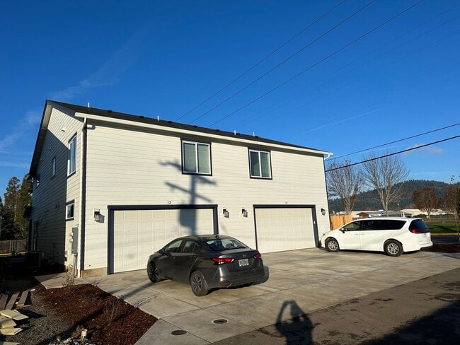 Foto del edificio - Brand New 4 Bed / 2.5 Bath Duplex! Half Of...