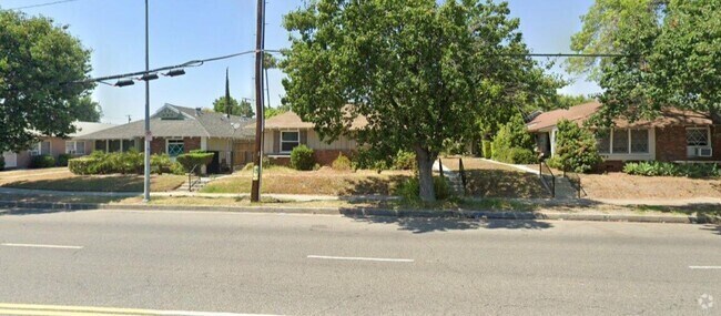 Building Photo - 12811 Oxnard St