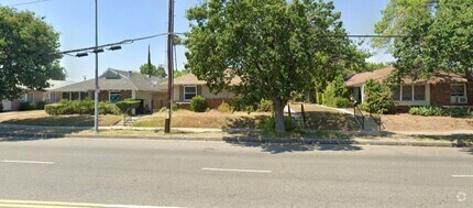 Building Photo - 12811 Oxnard St