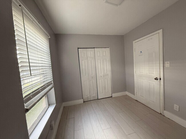 Foto del edificio - 1736 SW 21st St