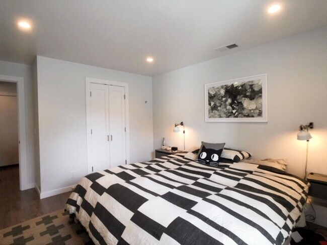 Foto del edificio - Beautifully Remodeled Unfurnished Unit in ...