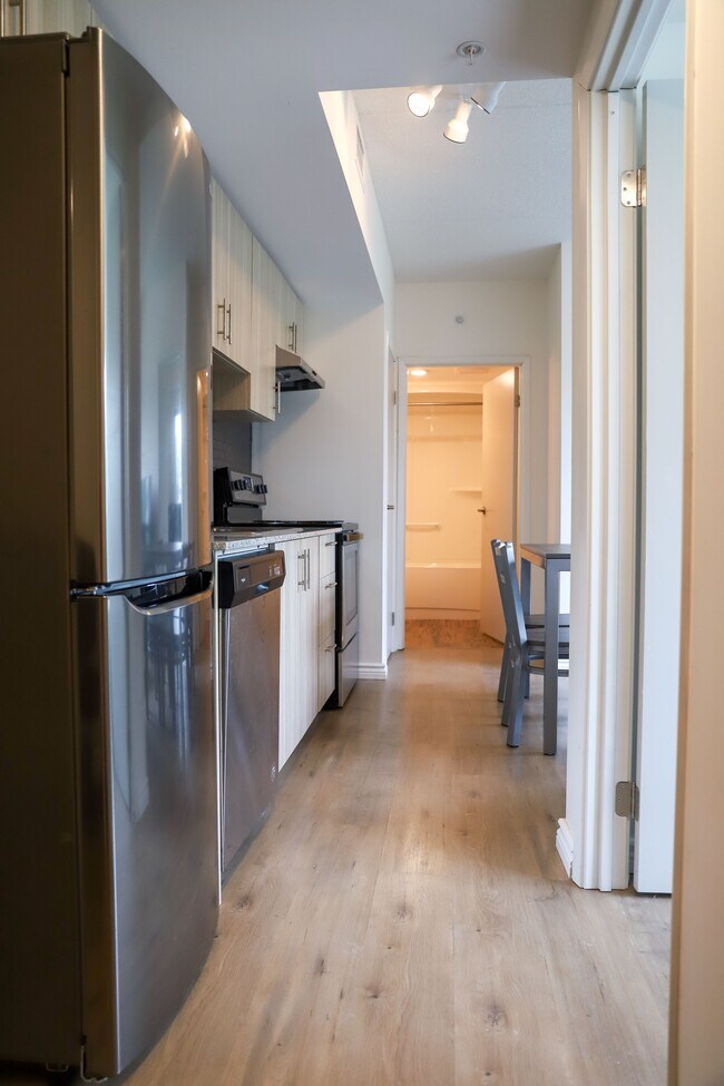 Photo du bâtiment - Student Condo Behind Laz Building!