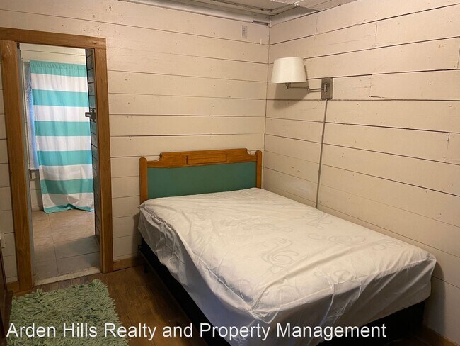 Building Photo - 1 br, 1 bath House - 409 W. Main Guest House