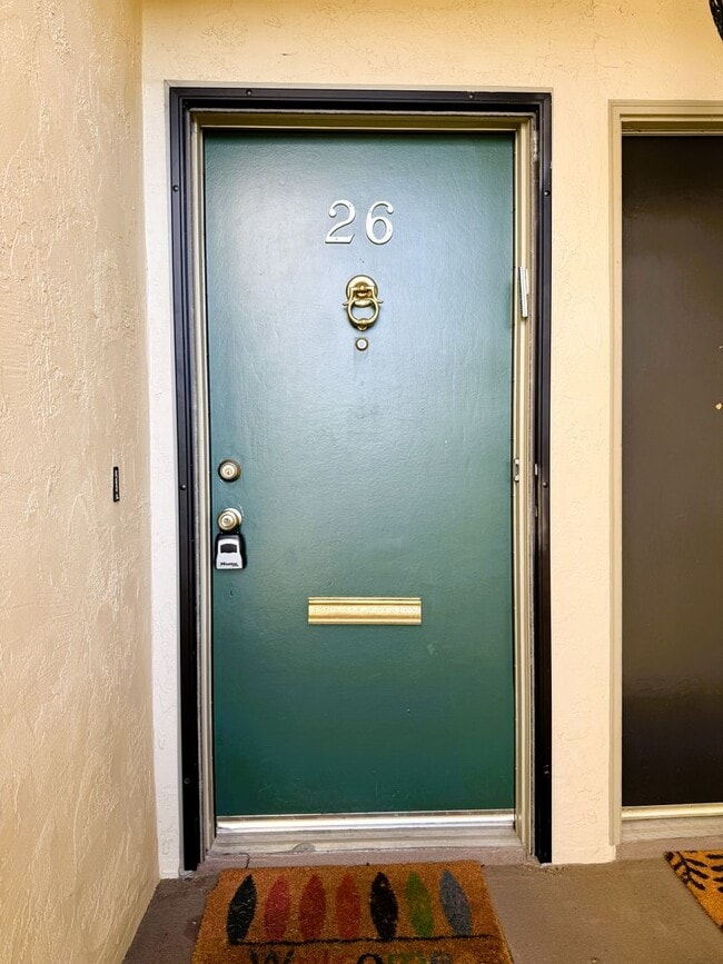 Foto del edificio - 4 bed, 2.5 bath top floor corner unit cond...