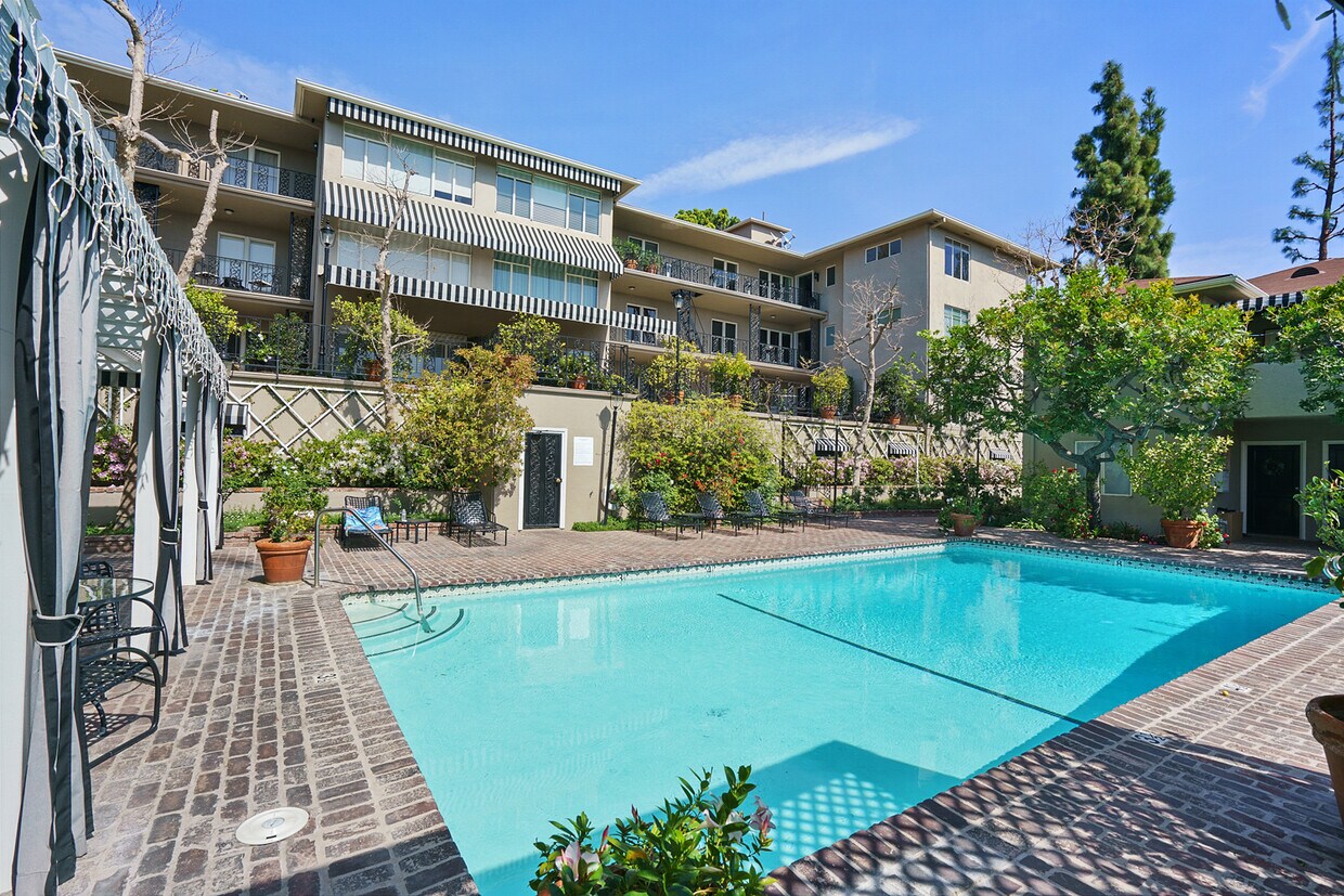 Primary Photo - 1219 Sunset Plaza Dr Dr