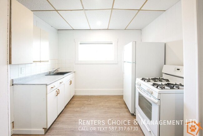 Photo du bâtiment - Cat-Friendly Downtown Taber Apartment with Laundry Access