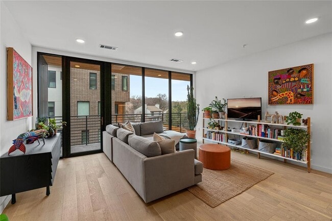 Building Photo - 900 S 1st St