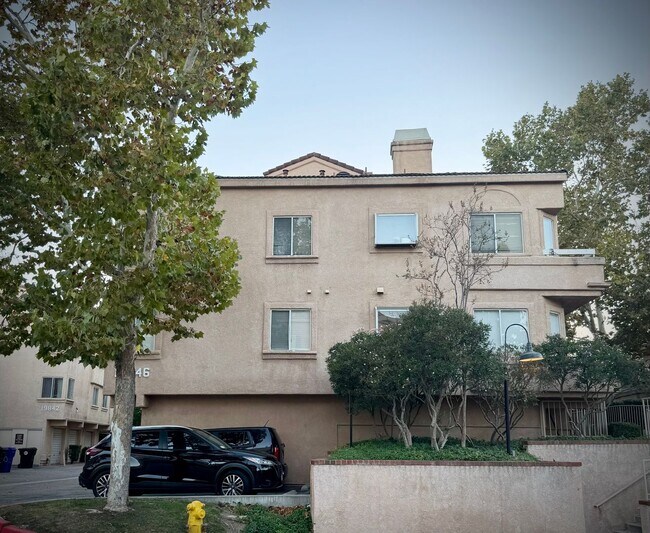 Foto del edificio - Spacious 3 bedroom condo