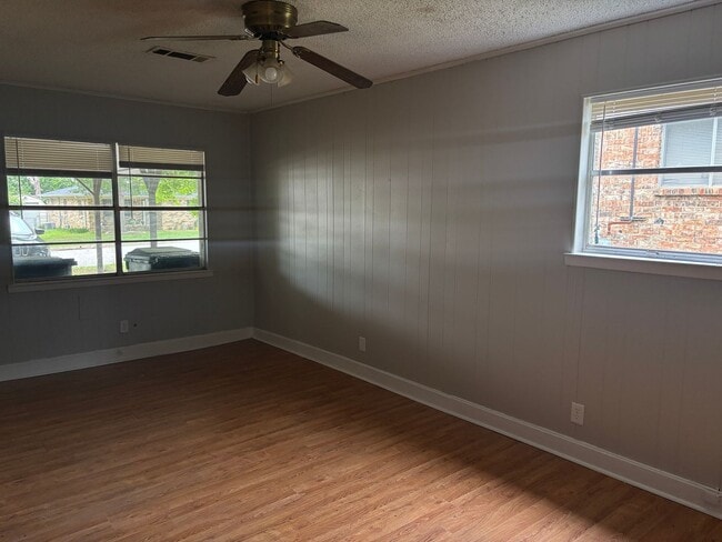 Building Photo - 4/1.5 in Denison off Spur 503!