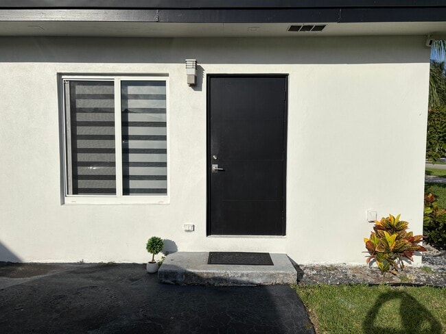 Building Photo - 727 N Highland Dr
