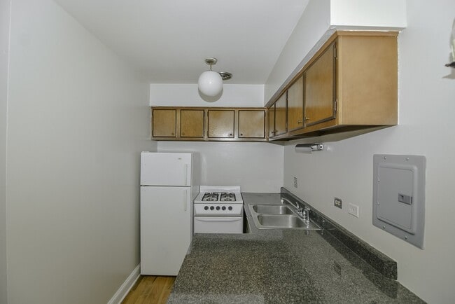 Building Photo - 665 W Wrightwood Ave