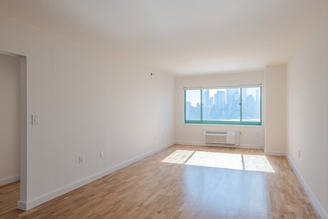 Spacious layouts and flexible floorplans - Newport Rentals