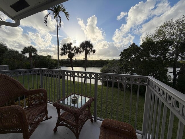 Foto del edificio - 2052 Alta Meadows Ln