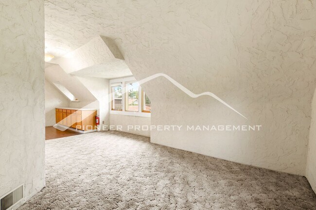 Foto del edificio - 2 Bed/1 Bath Upstairs Unit in Duplex with ...