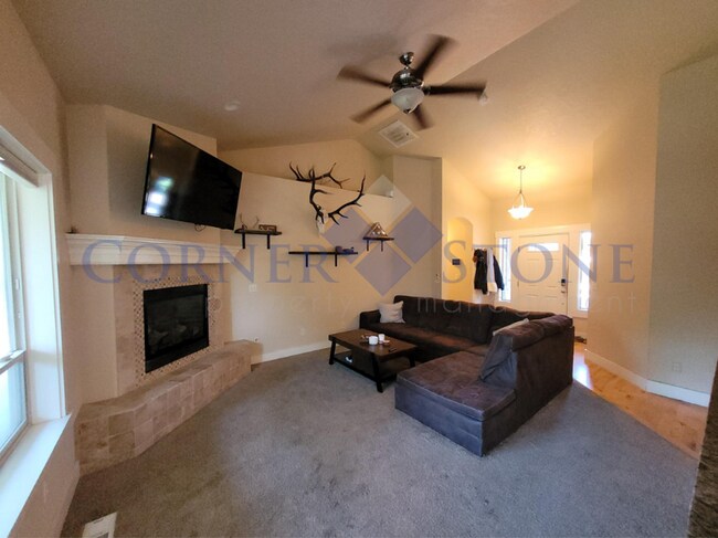 Building Photo - Fabulous Home with Community Pool!