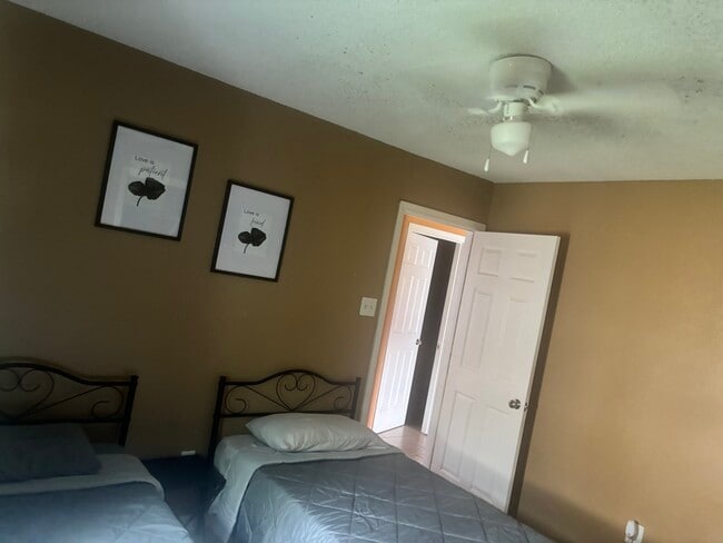 Guest bedroom 1 - 2201 Greenwood Dr