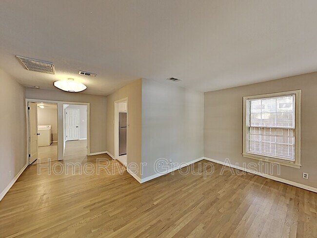 Building Photo - 711 E 50th St