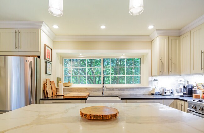 Foto del edificio - 144 Woodbine Dr