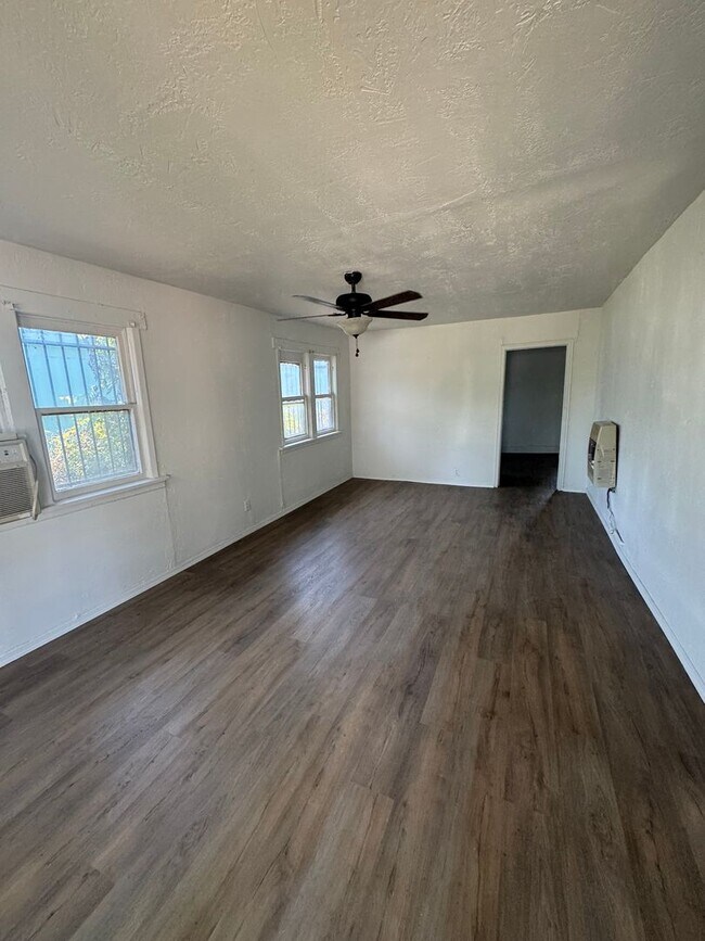 Foto del edificio - 3bedroom 1bathroom electric and water PAID...