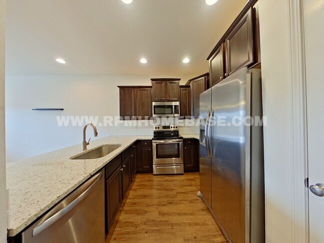 Foto del edificio - Modern 3-Bedroom Townhome with Stylish Upd...
