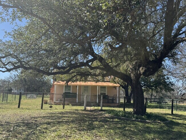 Foto del edificio - Unique country living in fully furnished cabin! Easy drive to Stephenville.