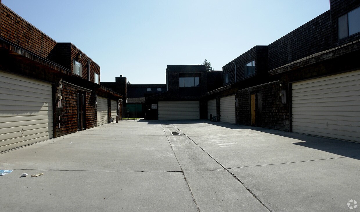 Building Photo - Bravo West Townhome Complex